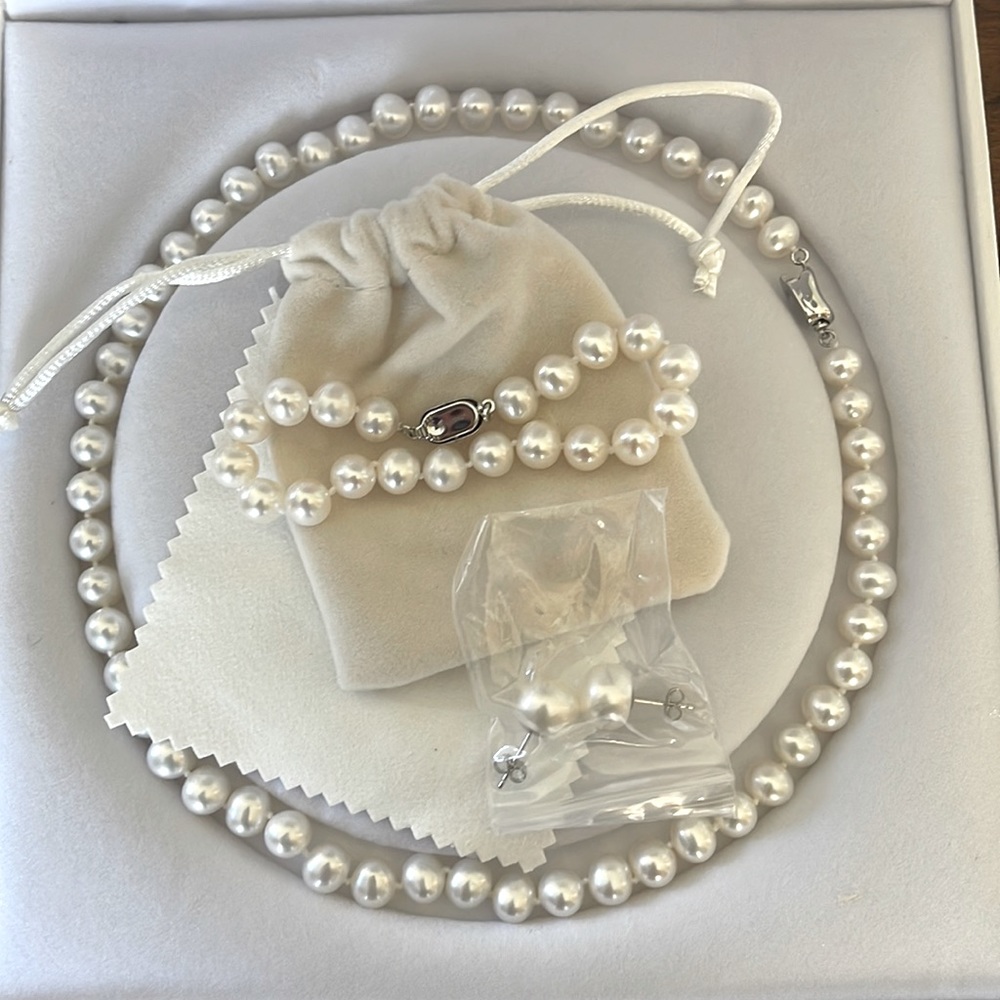 NWOT! Viki Lynn Cultured Pearl Necklace, bracelet and earrings set